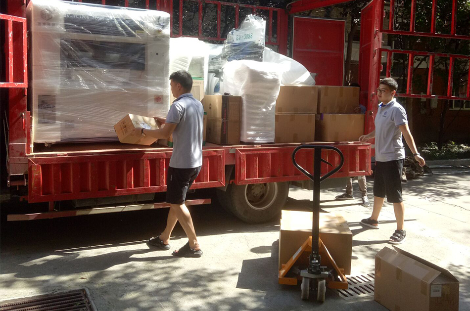 江苏客户SMT设备专车送货，货到上门安装调试
