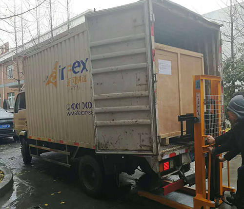 湛江客户SMT设备专车送货，货到上门安装调试