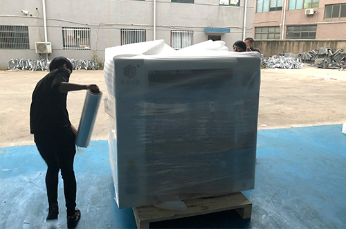 深圳客户SMT设备专车送货，货到上门安装调试