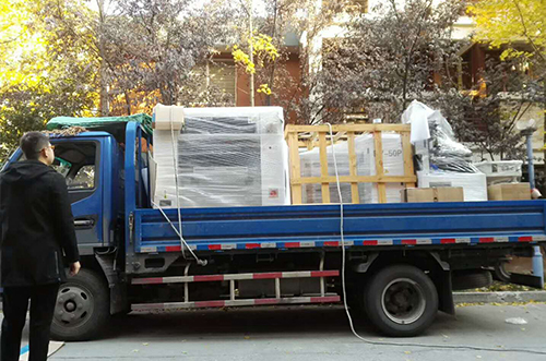 丹阳客户SMT设备专车送货，货到上门安装调试